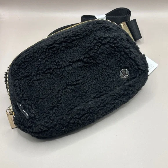 Lululemon athletica 1L Black Crossbody Bag - Picture 1 of 5